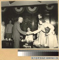 藏品(蔣主席與美婦女輔助隊醫生握手)的圖片